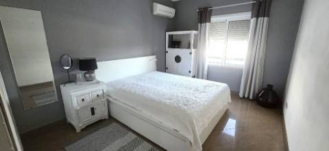 Apartamento com Piscina e Terraços Amplos em Tavira