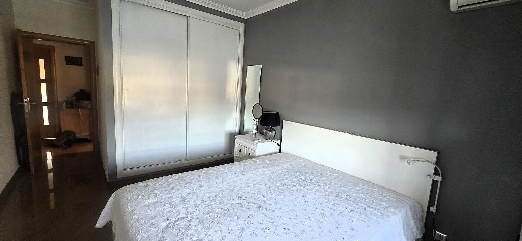 Apartamento com Piscina e Terraços Amplos em Tavira