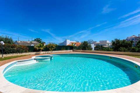 Apartamento com Piscina e Terraços Amplos em Tavira