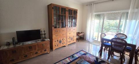 Apartamento com Piscina e Terraços Amplos em Tavira