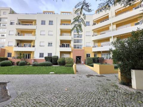 Apartamento com Piscina e Terraços Amplos em Tavira