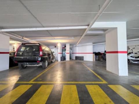 Apartamento com Piscina e Terraços Amplos em Tavira