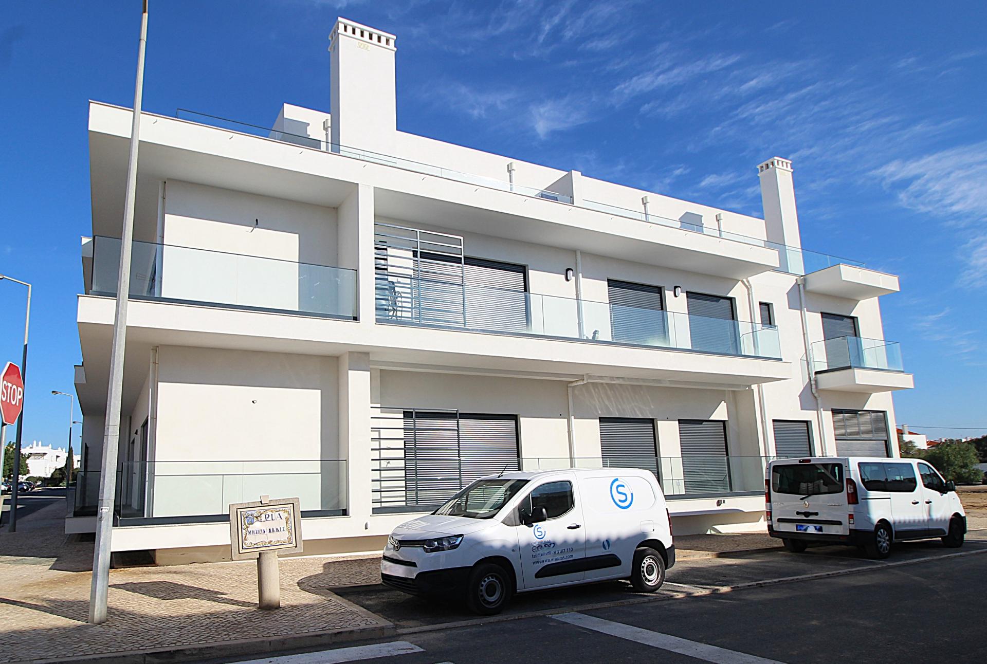 Viva a Elegância e o Conforto: Apartamento T2 Moderno a Passos da Praia de Cabanas de Tavira!