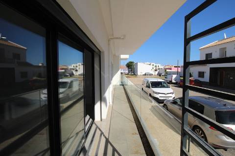 Viva a Elegância e o Conforto: Apartamento T2 Moderno a Passos da Praia de Cabanas de Tavira!