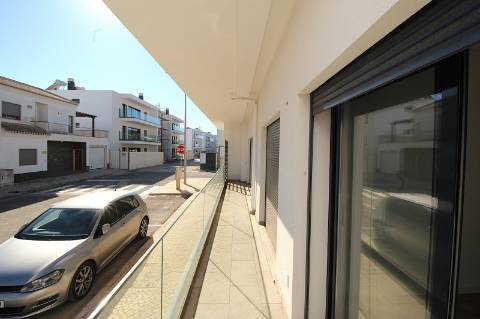 Viva a Elegância e o Conforto: Apartamento T2 Moderno a Passos da Praia de Cabanas de Tavira!