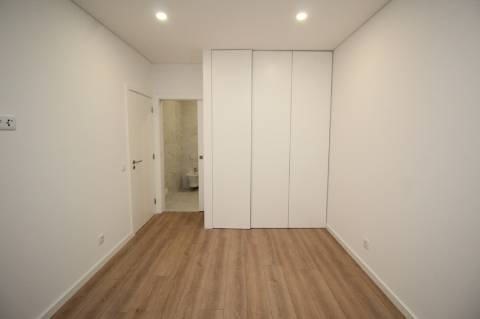 Viva a Elegância e o Conforto: Apartamento T2 Moderno a Passos da Praia de Cabanas de Tavira!