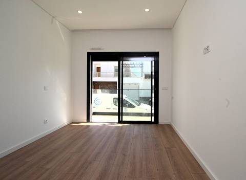 Viva a Elegância e o Conforto: Apartamento T2 Moderno a Passos da Praia de Cabanas de Tavira!