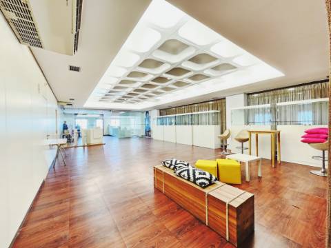 Espaçoso e funcional escritório com 600m2, em Carnaxide, Oeiras