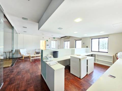 Espaçoso e funcional escritório com 600m2, em Carnaxide, Oeiras