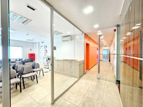 Espaçoso e funcional escritório com 600m2, em Carnaxide, Oeiras