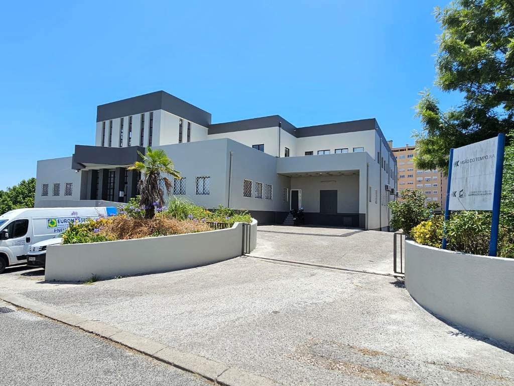Espaçoso e funcional escritório com 600m2, em Carnaxide, Oeiras
