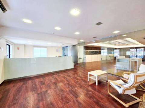 Espaçoso e funcional escritório com 600m2, em Carnaxide, Oeiras