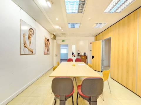 Espaçoso e funcional escritório com 600m2, em Carnaxide, Oeiras