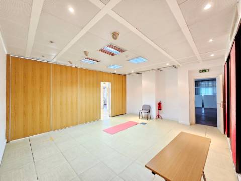 Espaçoso e funcional escritório com 600m2, em Carnaxide, Oeiras