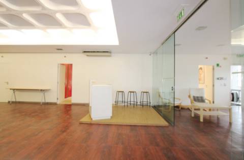 Espaçoso e funcional escritório com 600m2, em Carnaxide, Oeiras