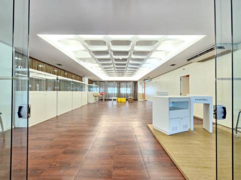 Espaçoso e funcional escritório com 600m2, em Carnaxide, Oeiras