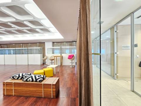 Espaçoso e funcional escritório com 600m2, em Carnaxide, Oeiras