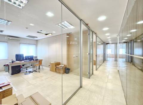 Espaçoso e funcional escritório com 600m2, em Carnaxide, Oeiras