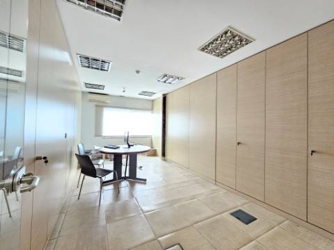 Espaçoso e funcional escritório com 600m2, em Carnaxide, Oeiras