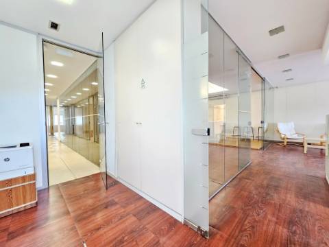 Espaçoso e funcional escritório com 600m2, em Carnaxide, Oeiras