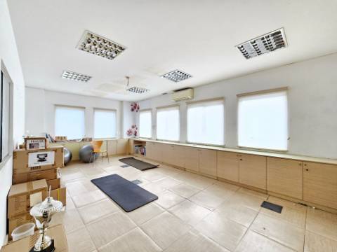 Espaçoso e funcional escritório com 600m2, em Carnaxide, Oeiras