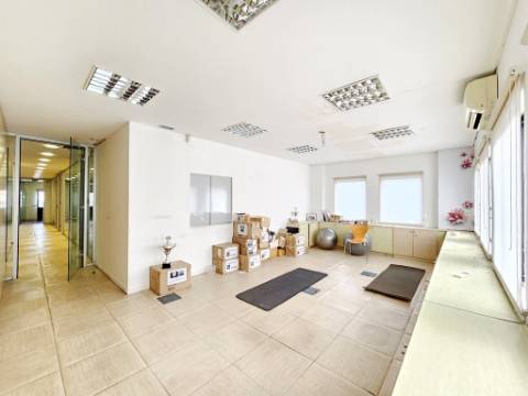 Espaçoso e funcional escritório com 600m2, em Carnaxide, Oeiras