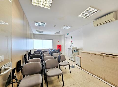 Espaçoso e funcional escritório com 600m2, em Carnaxide, Oeiras