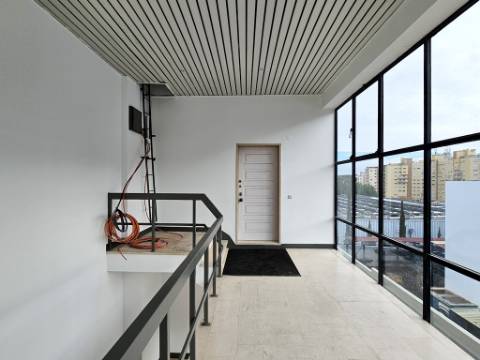 Espaçoso e funcional escritório com 600m2, em Carnaxide, Oeiras