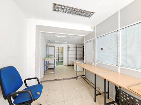 Espaçoso e funcional escritório com 600m2, em Carnaxide, Oeiras