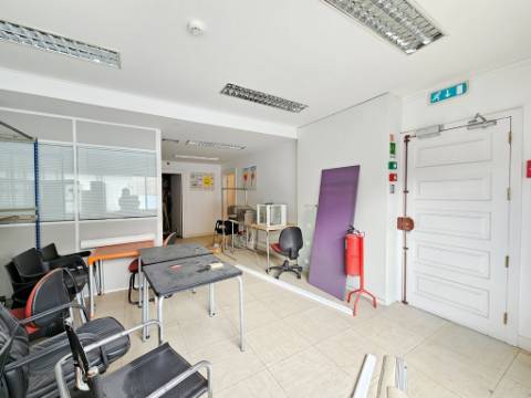 Espaçoso e funcional escritório com 600m2, em Carnaxide, Oeiras