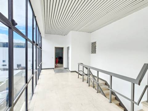 Espaçoso e funcional escritório com 600m2, em Carnaxide, Oeiras