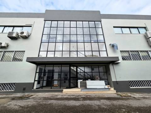Espaçoso e funcional escritório com 600m2, em Carnaxide, Oeiras