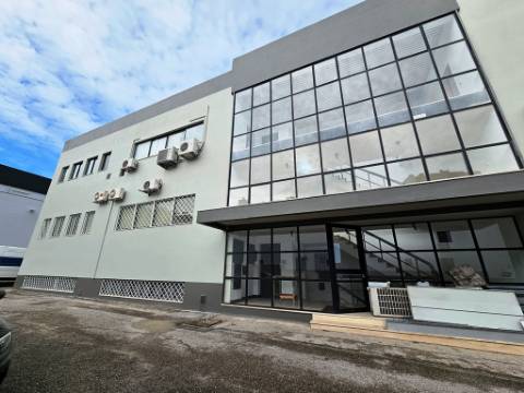 Espaçoso e funcional escritório com 600m2, em Carnaxide, Oeiras