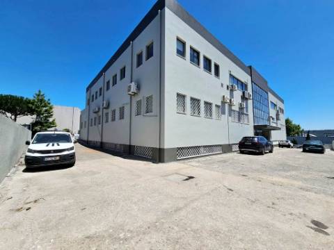 Espaçoso e funcional escritório com 600m2, em Carnaxide, Oeiras