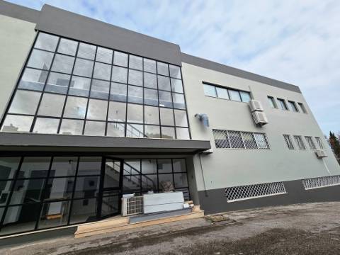 Espaçoso e funcional escritório com 600m2, em Carnaxide, Oeiras