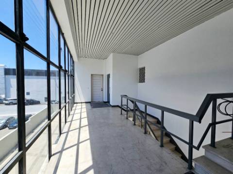 Espaçoso e funcional escritório com 600m2, em Carnaxide, Oeiras