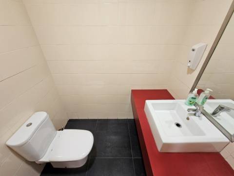 Espaçoso e funcional escritório com 600m2, em Carnaxide, Oeiras