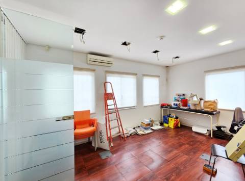 Espaçoso e funcional escritório com 600m2, em Carnaxide, Oeiras