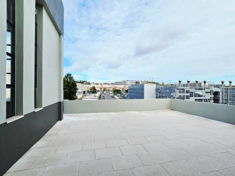 Espaçoso e funcional escritório com 600m2, em Carnaxide, Oeiras