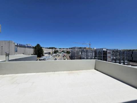 Espaçoso e funcional escritório com 600m2, em Carnaxide, Oeiras