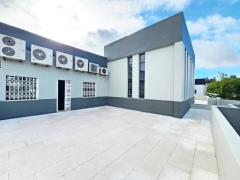 Espaçoso e funcional escritório com 600m2, em Carnaxide, Oeiras