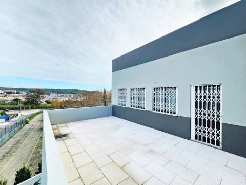 Espaçoso e funcional escritório com 600m2, em Carnaxide, Oeiras