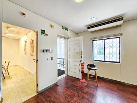 Espaçoso e funcional escritório com 600m2, em Carnaxide, Oeiras