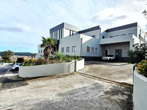 Espaçoso e funcional escritório com 600m2, em Carnaxide, Oeiras