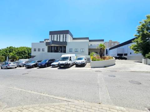Espaçoso e funcional escritório com 600m2, em Carnaxide, Oeiras