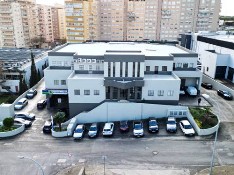 Espaçoso e funcional escritório com 600m2, em Carnaxide, Oeiras