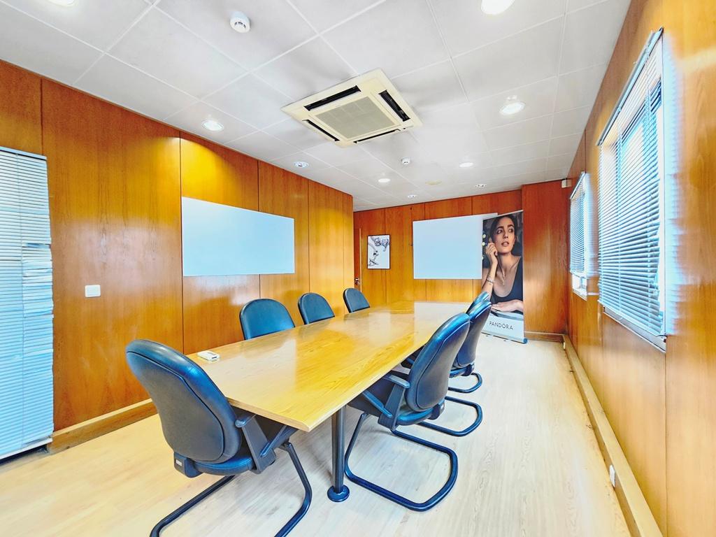 Espaçoso e funcional escritório com armazém e cais de carga, de 920m2, em Carnaxide, Oeiras