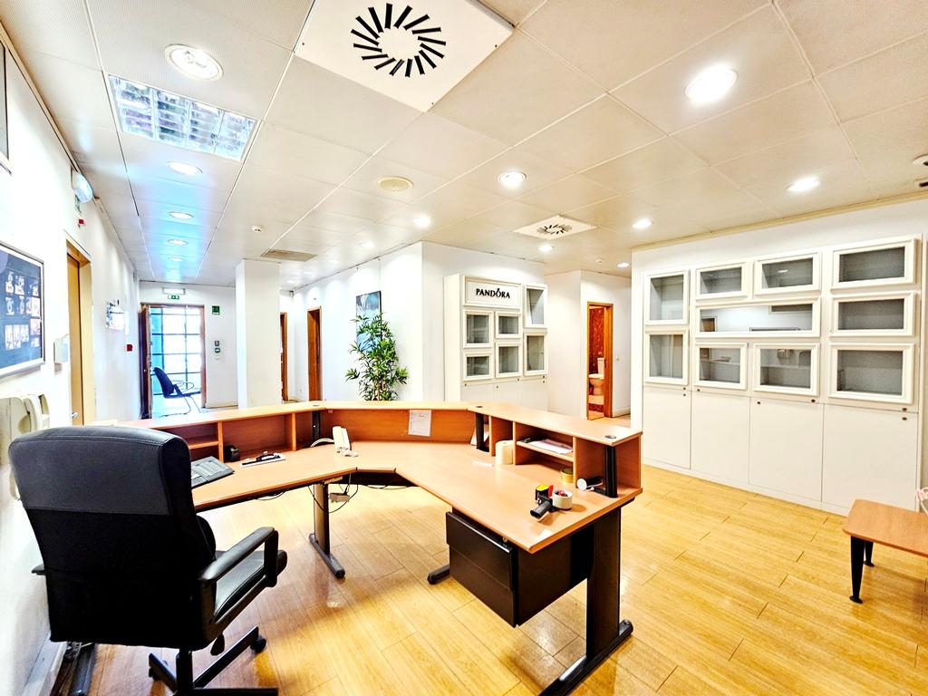 Espaçoso e funcional escritório com armazém e cais de carga, de 920m2, em Carnaxide, Oeiras