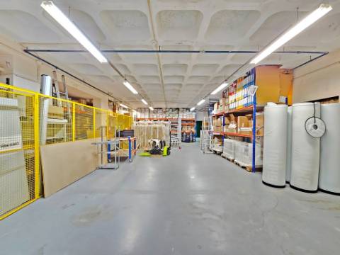 Espaçoso e funcional escritório com armazém e cais de carga, de 920m2, em Carnaxide, Oeiras