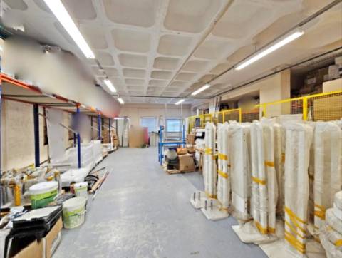 Espaçoso e funcional escritório com armazém e cais de carga, de 920m2, em Carnaxide, Oeiras